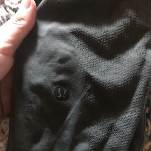 Lululemon Zone in crop size 6. Only worn once!